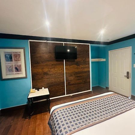Casa Blanca Inn & Suites Уиттиер Экстерьер фото